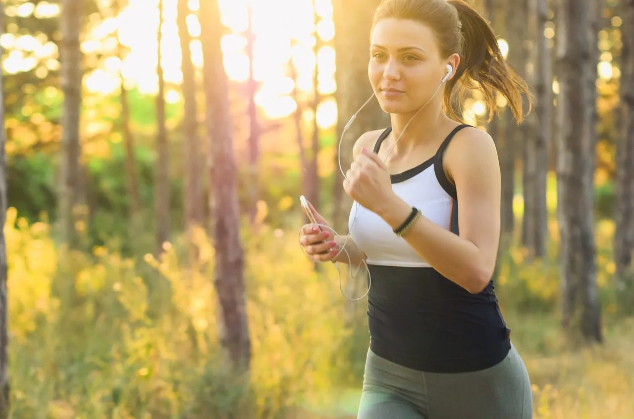 people-2592247_1280 woman jogging in nature